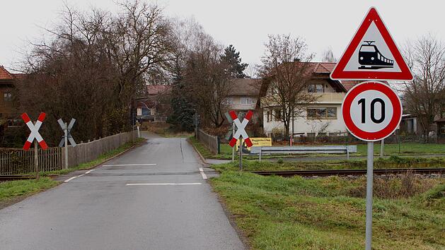 Der Bahn&uuml;bergang bei Lind soll eine technische Sicherung erhalten. G&uuml;nther Geiling