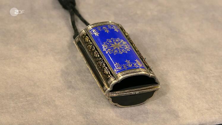 Eine Minaudière, kleines Tanz-Täschchen, aus emailliertem Sterlingsilber datierte Colmar Schulte-Goltz laut Punze auf 1927. Gewünscht wurden 400 Euro. Doch der Experte schätzte den Wert sogar auf 450 bis 500 Euro. Anaisio Guedes zahlte letztlich 800 Euro.