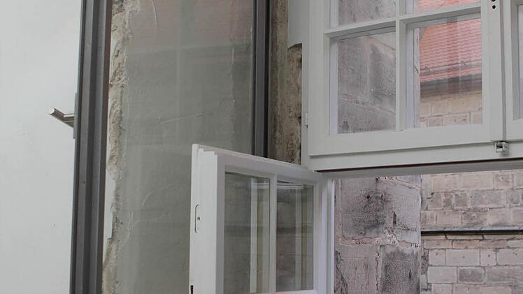 Moderne Fenster vor alten Fenstern. Denkmalschutz und moderne Wärmedämmung in einem.