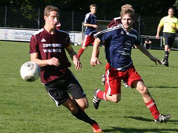 Jens Köhler (rechts, rote Hose), Torschütze zuletzt in Hirschaid, und seine Eberner Mannschaftskameraden erwarten mit dem Tabellenzweiten FC Coburg einen starken Gegner.