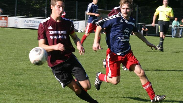 Jens Köhler (rechts, rote Hose), Torschütze zuletzt in Hirschaid, und seine Eberner Mannschaftskameraden erwarten mit dem Tabellenzweiten FC Coburg einen starken Gegner.