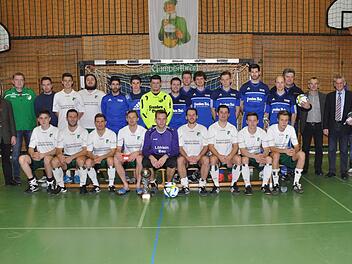 Der SV Friesen (weiße Trikots) ist nach dem 4:1-Sieg gegen den FC Mitwitz (blaue Trikots) neuer Kronacher Hallenmeister. Mit im Bild (stehend von links) Christian Höfner (Gampert Bräu), Detlef Dawel und Betreuer Holger Geiger (SV Friesen) sowie (von rechts) der Mitwitzer Trainer Heinrich Föhrweiser, Landrat Oswald Marr, Kreisspielleiter Egon Grünbeck und Betreuer Harald Weißbrodt (Mitwitz). Fotos: Herbert Kalb
