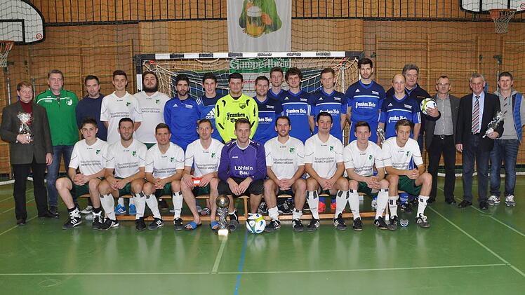 Der SV Friesen (weiße Trikots) ist nach dem 4:1-Sieg gegen den FC Mitwitz (blaue Trikots) neuer Kronacher Hallenmeister. Mit im Bild (stehend von links) Christian Höfner (Gampert Bräu), Detlef Dawel und Betreuer Holger Geiger (SV Friesen) sowie (von rechts) der Mitwitzer Trainer Heinrich Föhrweiser, Landrat Oswald Marr, Kreisspielleiter Egon Grünbeck und Betreuer Harald Weißbrodt (Mitwitz). Fotos: Herbert Kalb