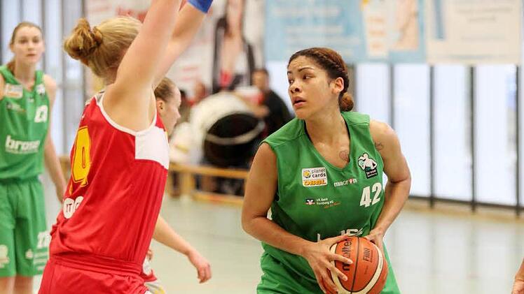 DJK-Centerin Miranda Cantrell (r.) hatte gegen die zehn Zentimeter gr&ouml;&szlig;ere Heidelbergerin Erica Carlson keinen leichten Stand, kam am Ende aber auf zw&ouml;lf Punkte und zw&ouml;lf Rebounds.  Foto: Hader
