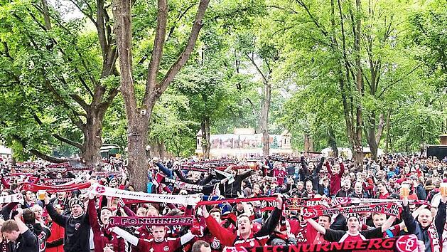 Bei Club-Heimspielen herrschte Hochbetrieb im "Gärtla". Jetzt hat die Stadt den Biergarten mit Kultstatus dichtgemacht, weil er nicht zur neuen feinen Nachbarschaft passt. An eventuellen Sanierungsmaßnahmen, durch die der raue Charme der Location verlorenginge, beteiligt l sich die Noris nichtn. Die möchte sie auf Pächter und Brauerei abwälzen. Foto: Matthias Wenzel/Gärtla