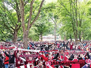Bei Club-Heimspielen herrschte Hochbetrieb im "Gärtla". Jetzt hat die Stadt den Biergarten mit Kultstatus dichtgemacht, weil er nicht zur neuen feinen Nachbarschaft passt. An eventuellen Sanierungsmaßnahmen, durch die der raue Charme der Location verlorenginge, beteiligt l sich die Noris nichtn. Die möchte sie auf Pächter und Brauerei abwälzen. Foto: Matthias Wenzel/Gärtla