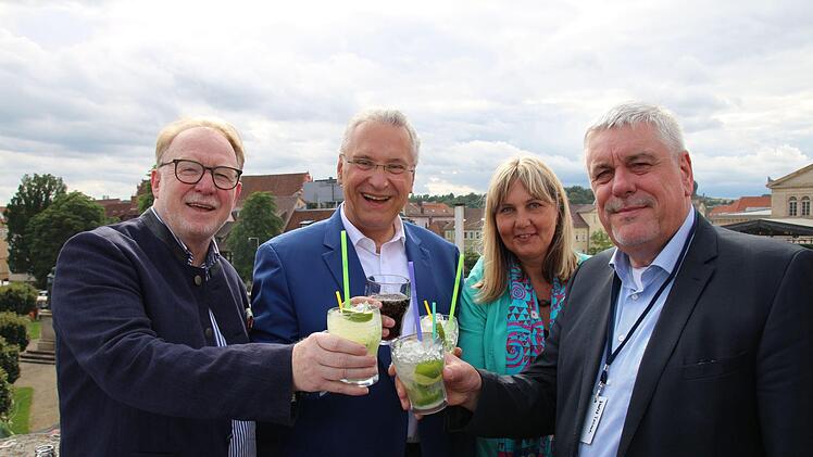 Ein Prost aufs Samba-Festival! Von links: MdB Hans Michelbach, Joachim Herrmann, Zweite Bürgermeisterin Birgit Weber und OB Norbert Tessmer.l Foto: Oliver Schmidt