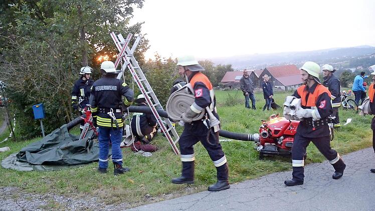 Mehrere Pumpen und auch Faltbehälter waren zum Wassertransport über eine 1000-Meter-B-Schlauchleitung erforderlich. Foto: K.-H. Hofmann