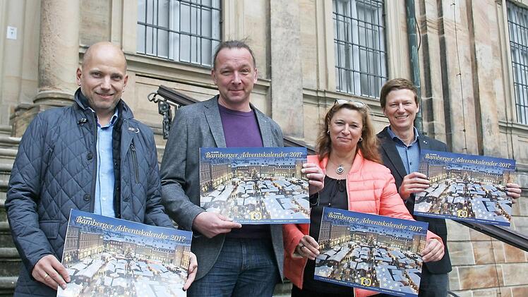 Frank Herbst, Martin Pristl, Sabine Brey und der Vizepräsident des LionsClubs Bamberg-Residenz, Karl-Heinz Ertl, präsentieren den 10. Bamberger Adventskalender, der am 11. November in den Verkauf geht.