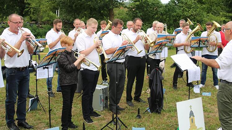 Auch der Posaunenchor Heilgersdorf ließ es sich mit seinem Leiter Peter Öckler nicht nehmen dem zur Heilgersdorfer Kirchengemeinde gehörenden Nachbardorf musikalisch zu gratulieren. Foto: Bettina Knauth