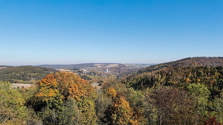 Blick in das Tal, das von einer gigantischen Fußgängerhängebrücke überspannt werden soll.