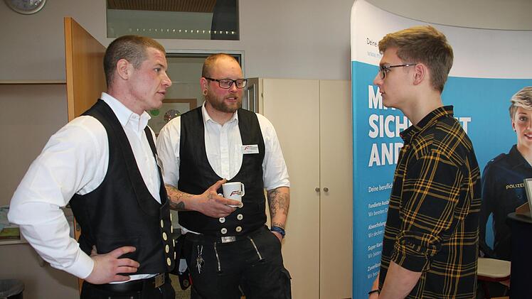 Max Gremer (rechts) möchte einen  handwerklichen Beruf ergreifen. René Schreiner (links) und Max Jacob klären  ihn über die Ausbildungsmöglichkeiten bei der Kulmbacher Zimmerei  "Fleischmann Holzbau" auf.