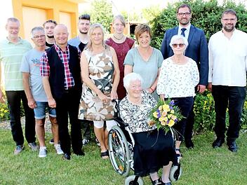 Helene Süßmuth (vorne Mitte) feierte im Kreis der Familie ihren 90. Geburtstag. Unter den Gratulanten waren Pfarrer Matthias Hain (3. v. l.), Zweiter Bürgermeister Dirk Rosenbauer (hinten 2. v. r.) und Lektor Thomas Gruber (r.).  Foto: Horst Habermann