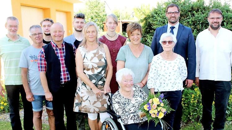 Helene Süßmuth (vorne Mitte) feierte im Kreis der Familie ihren 90. Geburtstag. Unter den Gratulanten waren Pfarrer Matthias Hain (3. v. l.), Zweiter Bürgermeister Dirk Rosenbauer (hinten 2. v. r.) und Lektor Thomas Gruber (r.).  Foto: Horst Habermann