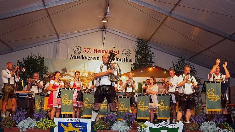 Den ganzen Donnerstagabend über spielte die Trachtenkapelle Wilhelmsthal im Festzelt zünftig auf. Heike Schülein