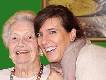 Sogenannte Gr&uuml;ne Damen oder Herren leisten ehrenamtlich &auml;lteren Patienten ohne Familie im Krankenhaus Gesellschaft. Sie gehen mit ihnen spazieren, spielen mit ihnen oder machen kleinere Erledigungen.   Stefanie Noe