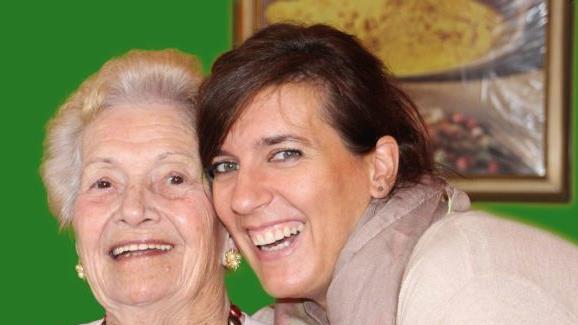 Sogenannte Gr&uuml;ne Damen oder Herren leisten ehrenamtlich &auml;lteren Patienten ohne Familie im Krankenhaus Gesellschaft. Sie gehen mit ihnen spazieren, spielen mit ihnen oder machen kleinere Erledigungen.   Stefanie Noe