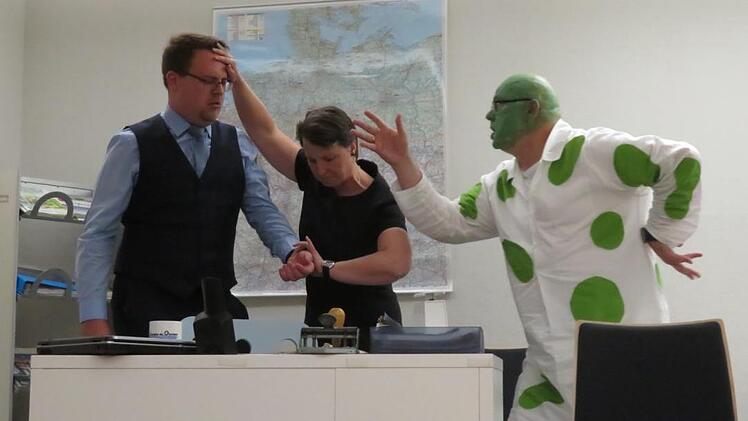 Beamtin Elfriede (Cornelia Lurtz) ist besorgt: Fantasiert Kollege Theo (Tobias Engel)  im Fieberwahn? Den Geist (Norbert Dietz) können freilich nur er und das Publikum sehen. Foto: Monika Schütz