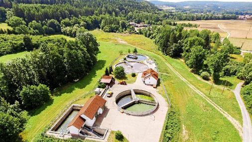 Die Kläranlage des Marktes Marktrodach wurde in den 90er Jahren zum letzten Mal generalsaniert. Jetzt muss die Gemeinde rund eine Million Euro in die Ertüchtigung investieren. Foto: Veronika Schadeck