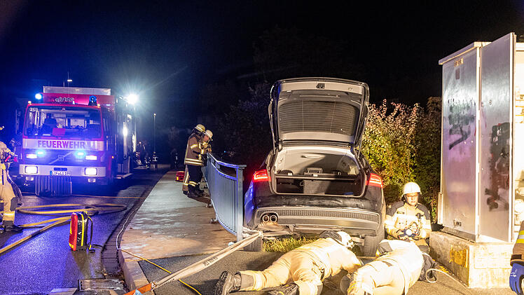 Lichtenfels: Audi kommt von Fahrbahn ab und droht auf Bahngleise zu stürzen