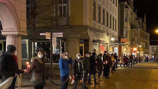 Mit dem vorgeschriebenen Abstand und Masken bildeten die Teilnehmer eine Menschenkette.