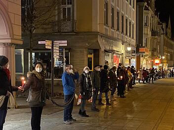 Mit dem vorgeschriebenen Abstand und Masken bildeten die Teilnehmer eine Menschenkette.