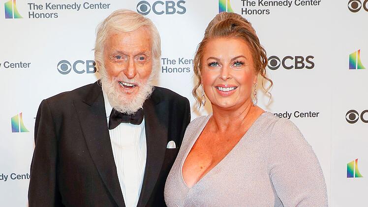 Seit 2012 ist Dick van Dyke mit seiner zweiten Ehefrau Arlene Silver verheiratet.
