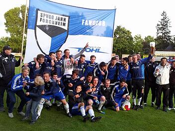 Die Landesliga-Mannschaft der SpVgg Jahn Forchheim nach dem vollbrachten Aufstieg, rechts Co-Trainer Besnik Avdiji und (daneben) Trainer Michael Hutzler. Foto: privat
