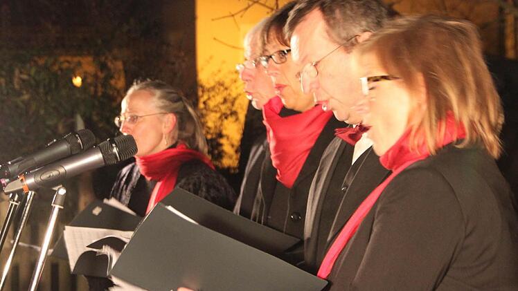 Das Gesangsquintett "Vocalisto" und die Blechbläser des Musikvereins Burghaig sorgen für vorweihnachtliche Stimmung. Foto: Stephan Tiroch