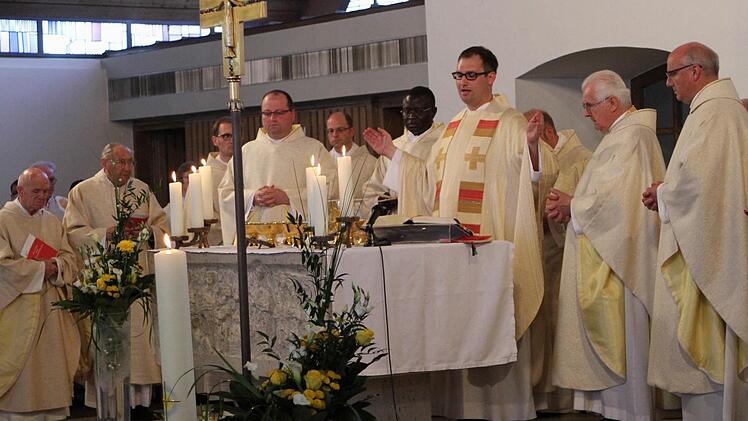Primiziant Christian Montag mit seinen Mitbrüdern am Altar bei seiner ersten Eucharistiefeier.