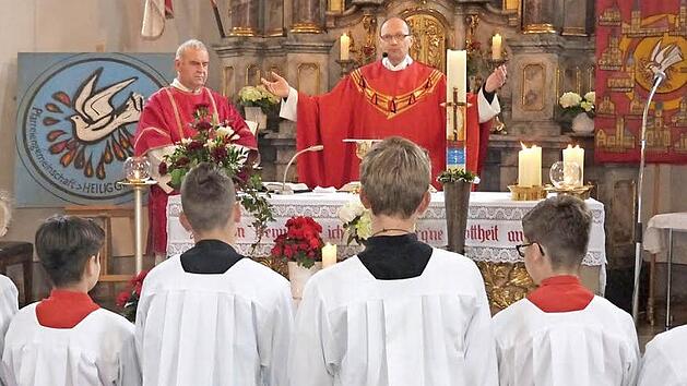 Pfarrer Kurt Wolf (rechts) und Diakon Erich Müller (links) hielten gemeinsam den Festgottesdienst in der Geusfelder Kirche. Foto: Helmut Kistner
