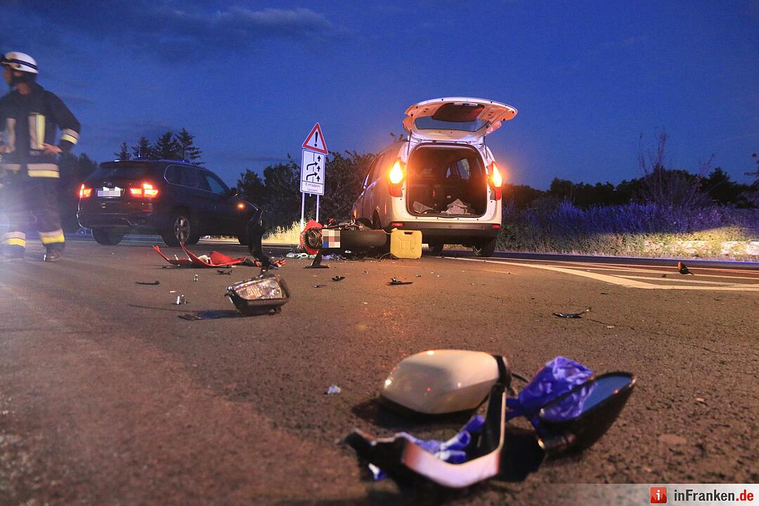 Am Montagabend krachte ein 28-jähriger Motorradfahrer bei Lichteneiche in ein Auto.