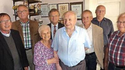 Das BRK-Ehrenmitglied Walfried Beez feierte 90. Geburtstag. Von links: Pfarrer Hans-Michael Dinkel, Klaus Scherer, Marga Beez, B&uuml;rgermeister Rainer Detsch, Jubilar Beez, Leonhard Tremel, Bernd Wagner und Albert Neubauer.  Foto: Gerd Fleischmann