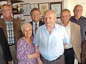 Das BRK-Ehrenmitglied Walfried Beez feierte 90. Geburtstag. Von links: Pfarrer Hans-Michael Dinkel, Klaus Scherer, Marga Beez, Bürgermeister Rainer Detsch, Jubilar Beez, Leonhard Tremel, Bernd Wagner und Albert Neubauer.  Foto: Gerd Fleischmann