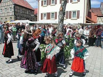 Die Kindertrachtentanzgruppe zeigt ihre T&auml;nze wieder beim Ebenh&auml;user Pfingstm&auml;rktle. Und zwar am Pfingstsonntag, 20. Mai, um 16 Uhr am Kirchplatz.Stefan Geiger/Archiv