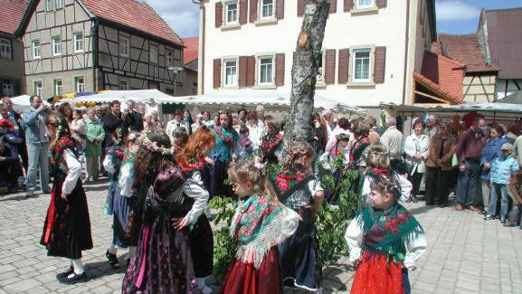 Die Kindertrachtentanzgruppe zeigt ihre T&auml;nze wieder beim Ebenh&auml;user Pfingstm&auml;rktle. Und zwar am Pfingstsonntag, 20. Mai, um 16 Uhr am Kirchplatz.Stefan Geiger/Archiv