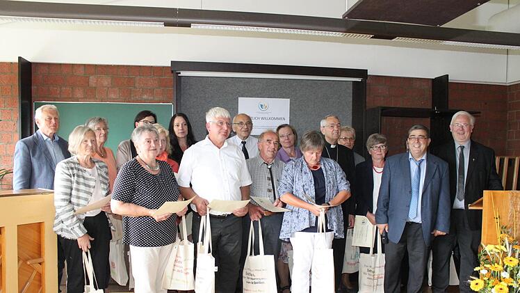Alle Geehrten mit Erzbischof und Domkapitular Foto: Carmen Schwind