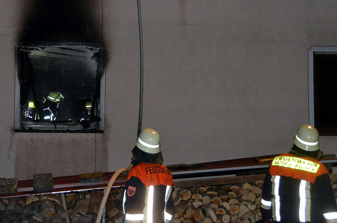 Wohnhaus brennt in Oerlenbach - Bewohner retten sich vor Flammen
