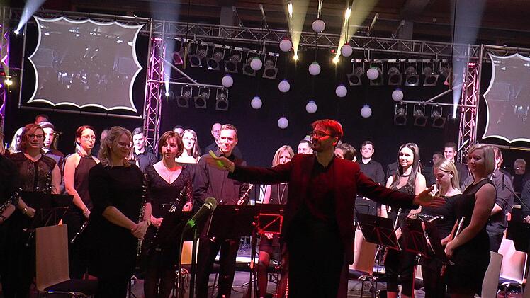 Dirigent Thomas Nees (Mitte) freute sich zusammen mit seinen Musikern über das erfolgreiche Jubiläumskonzert.
