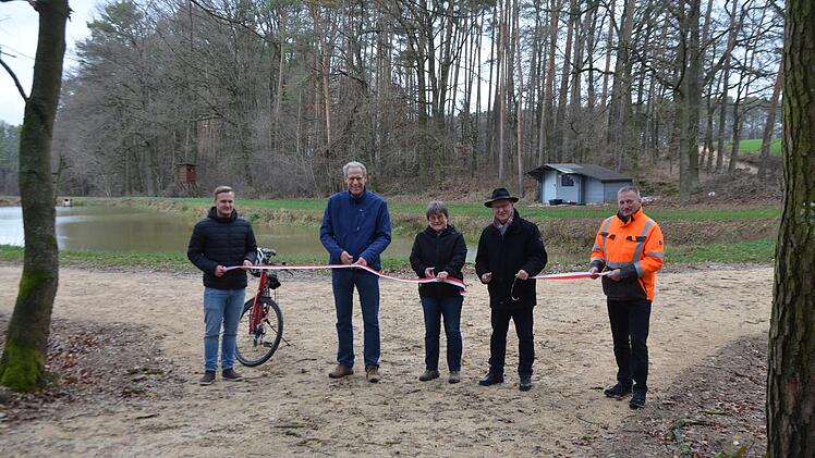 Offizielle Inbetriebnahme mit dem obligatorischen Zeremoniell (von links): Daniel Lauterbach (Bauamtsleiter Obermichelbach), Herzogenaurachs Bürgermeister German Hacker, Elfriede Geinzer (Fahrradbeauftragte am Planungsamt Herzogenaurach), Herbert Jäger (Bürgermeister Obermichelbach) und Johann Geinzer vom Tiefbauamt im Herzogenauracher Rathaus.  Fotos: Bernhard Panzer