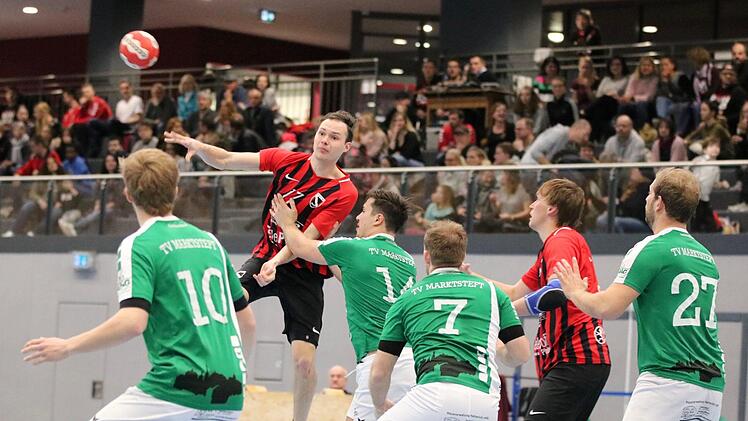 Kam gegen die erfahrene Marktstefter Defensive nicht immer durch: Bad Brückenaus Goalgetter Simon Dietrich.Sebastian Schmitt