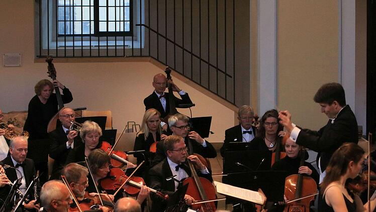 Beeindruckend geriet das Benefizkonzert mit dem Deutschen Ärzteorchester und dem Deutschen Ärztechor vor zahlreichen Zuhörern in der Coburger Morizkirche. Am Dirigentenpult stand Alexander Mottok.Foto: Jochen Berger