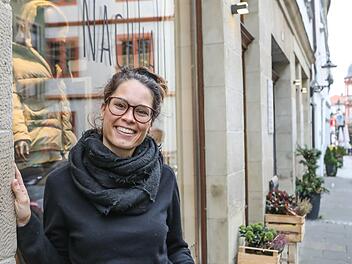 Marie Ebert vor ihrem Modegeschäft "Nachhall" in der Herrngasse in Coburg - auch sie setzt auf Click and Collect.Foto: Barbara Herbst