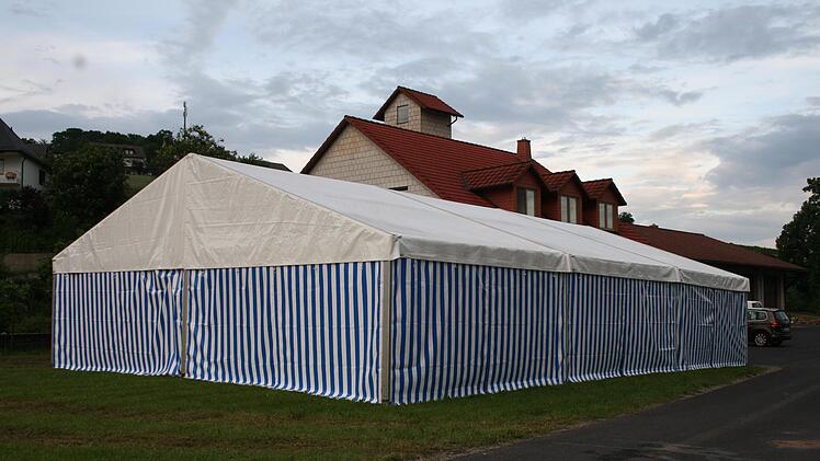 Kein Fest in Sicht. Das Zelt muss vom TÜV überprüft werden und soll für verschiedene Zwecke genutzt werden können.