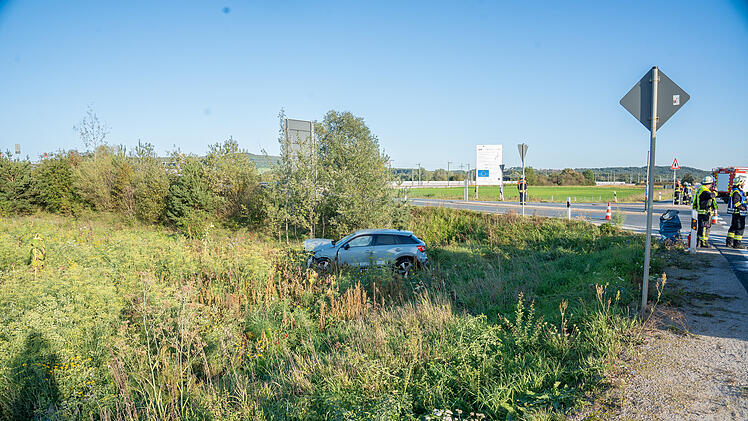 Audi fährt nach Unfall die Böschung hinab