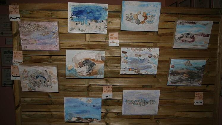 Aus Fundstücken am Strand von Florida hat Edina Thern Sandbilder kreiert, allerdings erst zu Hause in Elbersreuth. Denn der Transport der Kunstwerke wäre im Flugzeug zu sperrig gewesen.