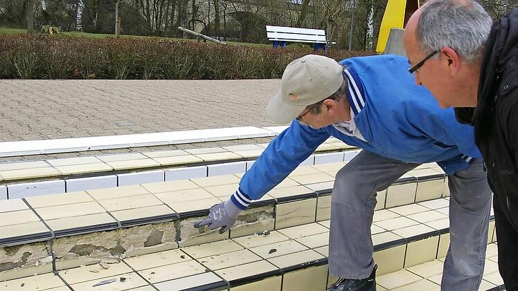 Seit 25 Jahren führt Peter Helemann (links) die gleichen Arbeiten an den gebrochenen Fliesen durch. Stadtbetriebe-Geschäftsführer Bernhard Weber inspiziert die Schäden. Fotos: Müller