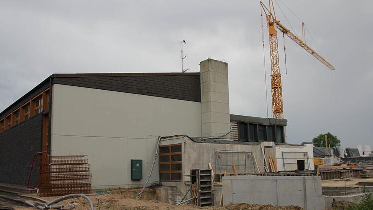 Was passiert mit der Prichsenstädter Turnhalle? Diese Frage ist jetzt wieder offen, denn die Kosten für die angedachte Sanierung in abgespeckter Form wäre fast so teuer wie der Neubau einer kleinen Halle. Foto: Berthel