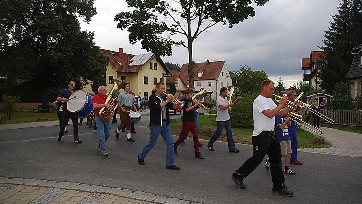 Die Flößerkapelle Neuses führte den Zug zum Festplatz an.