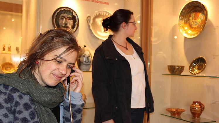 Auch die jüngsten Thurnauer Töpferinnen Julia Tittmann (sitzend) und Eva Potzel (Töpferei Renner) schauen sich das Museum an.